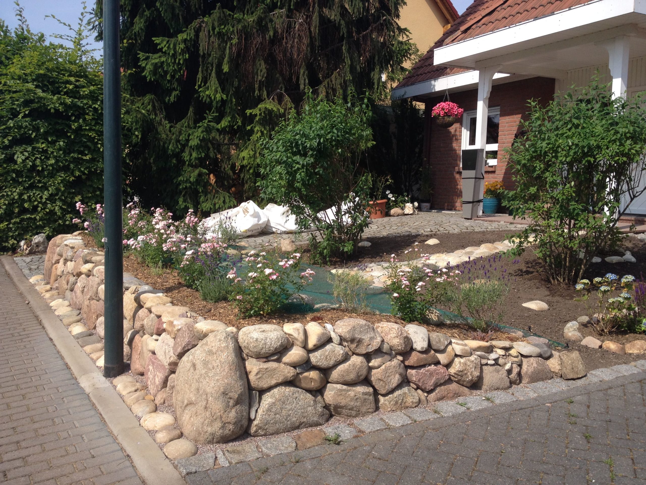 Galabau Erfurt, Gartenlandschaftsbau, Gartenbau
Galabau Erfurt, Garten- und Landschaftsbau Erfurt, 
Landschaftsbau Erfurt, Grünpflege Erfurt, Landschaftspflege
Pflasterarbeiten Erfurt, Gehölzschnitt Erfurt, Baumpflege Erfurt, Stützmauer, Pflaster, Beet, Wegebau
